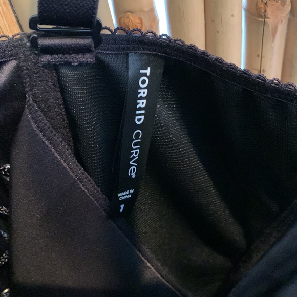 Black satin/lace bustier by Torrid, 1X New - Picture 4 of 4